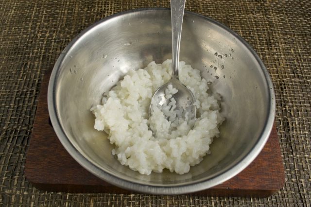 Рис после остывания нужно смешать с маринадом
