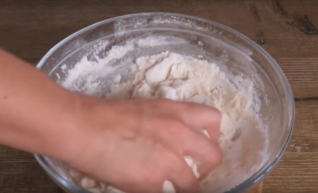 Когда тесто остынет, его можно замешивать руками